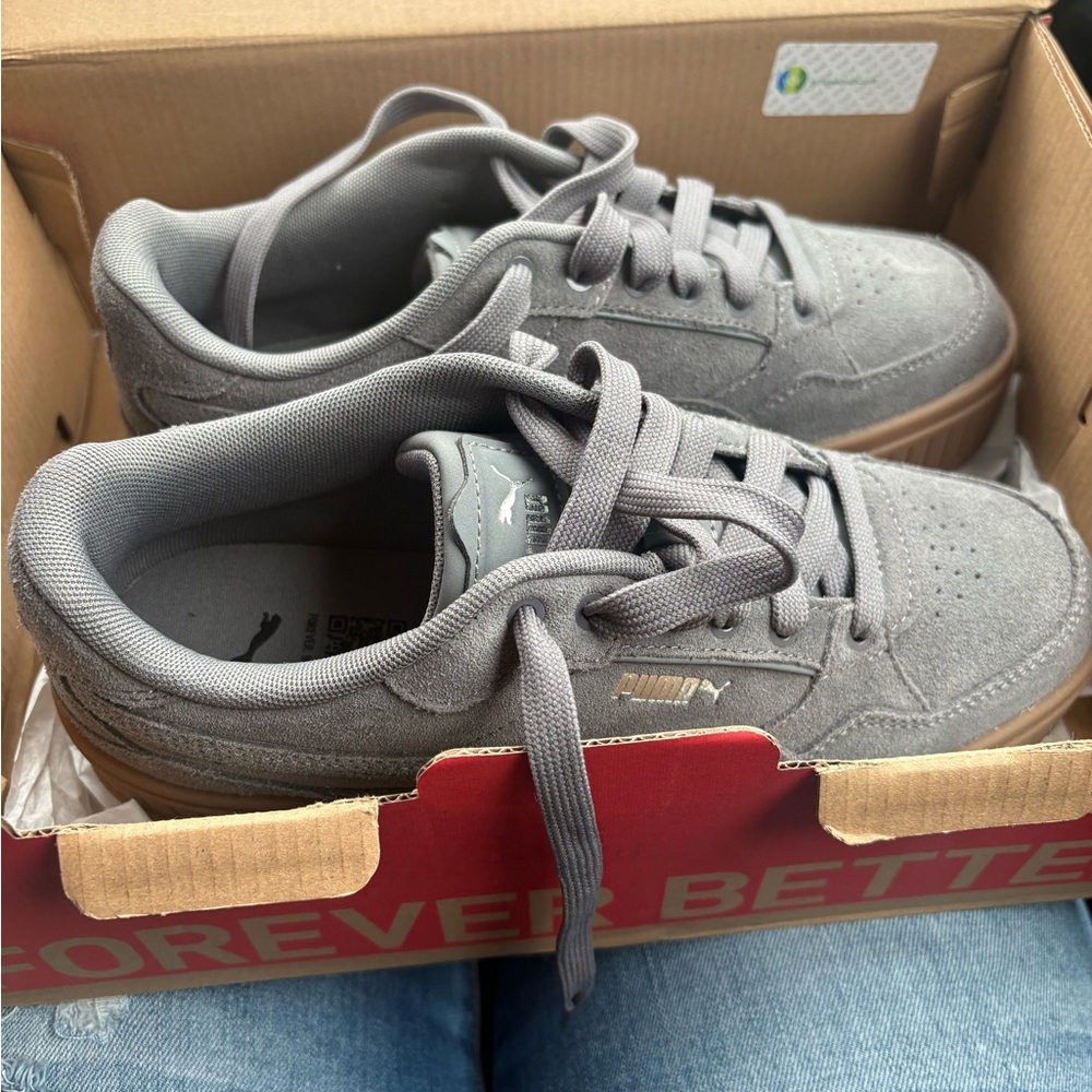 Puma sneakers size 8.5 gray with a tan gummy platform - Picture 4 of 6